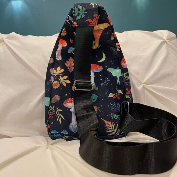 Mushroom Foliage All Over Print Chest Sling Bag Travel Shoulder Daypack Unisex - Picture 8 of 8